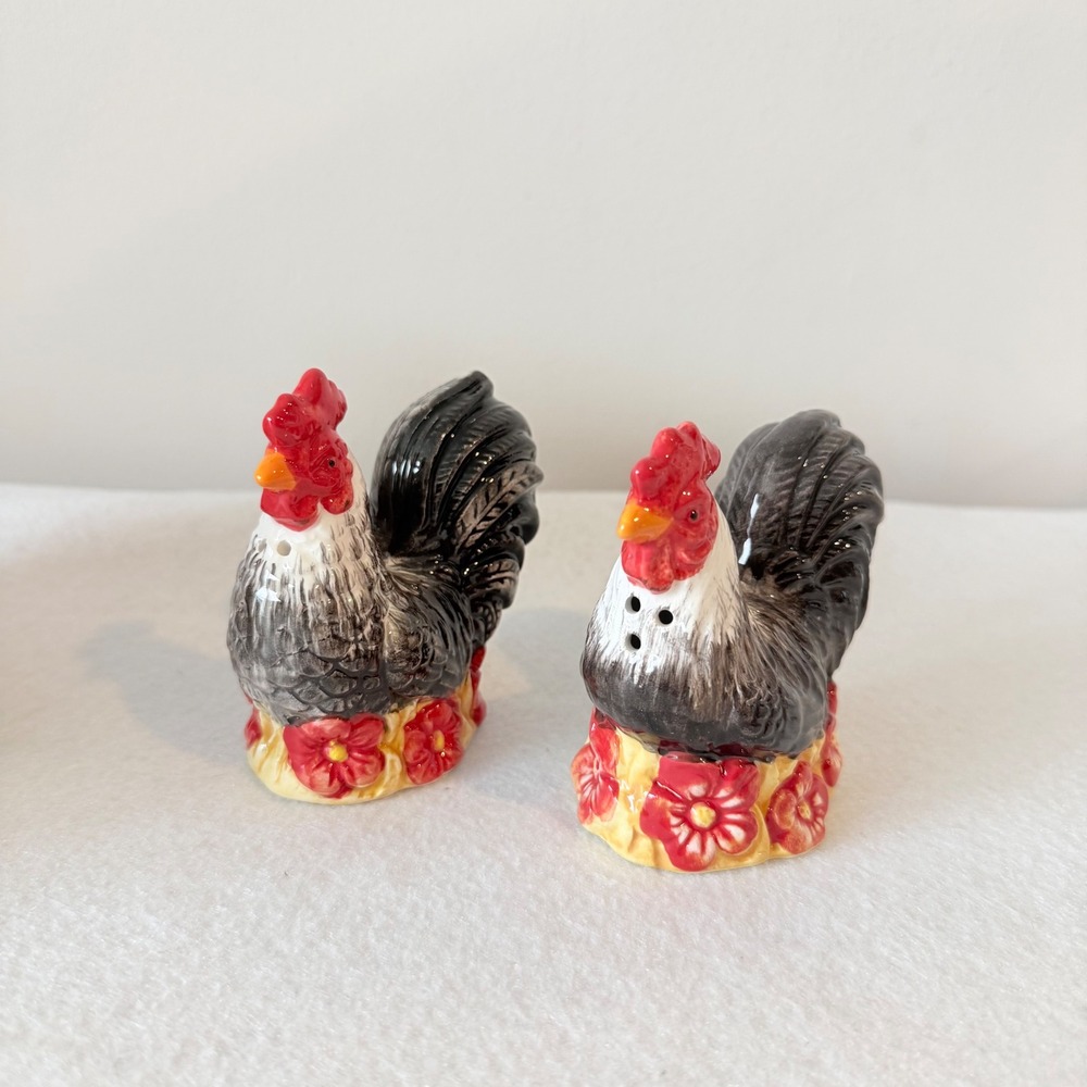 Cracker Barrel Rooster Salt Pepper‎ Shakers Farmhouse Ceramic Chicken Set w/Box
